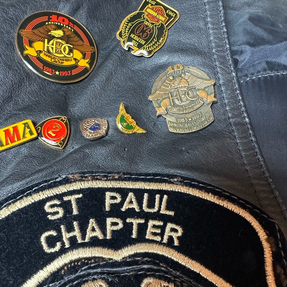 Vintage Womens Harley Davidson Motorcycle HOG Owners Club Leather Vest 50+ Pins - Picture 12 of 14